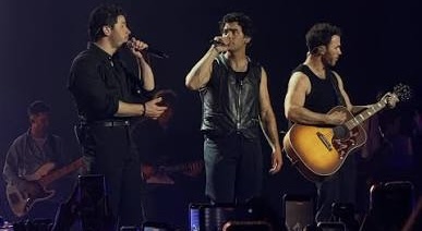 Galería ENTREFAM - Cazzu,Christian Chávez, Los Jonas Brothers Encienden El Tecate Emblema 2026.