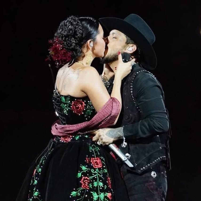 Galería ENTREFAM - Christian Nodal y Ángela Aguilar Cantan Muy Enamorados.