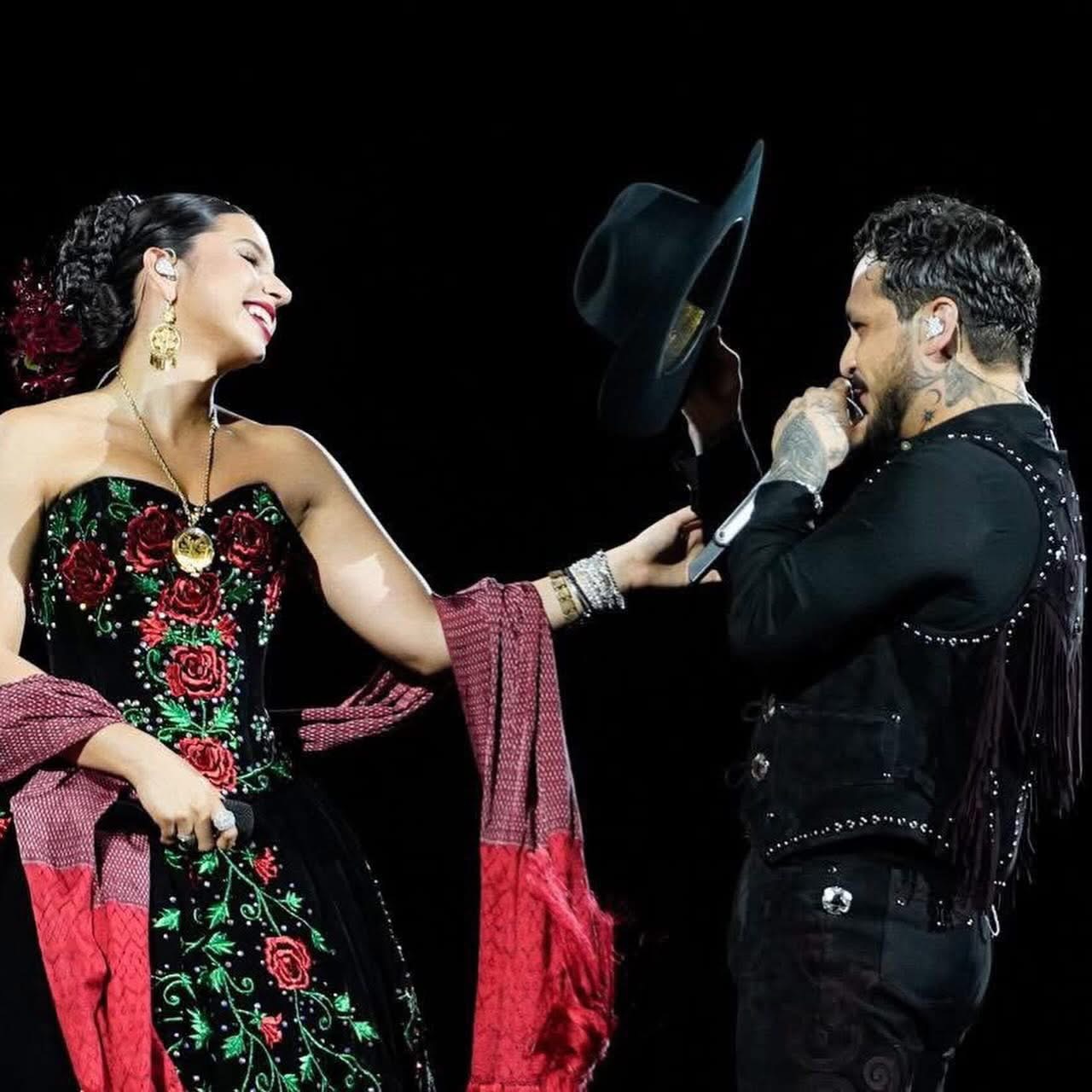 Galería ENTREFAM - Christian Nodal y Ángela Aguilar Cantan Muy Enamorados.