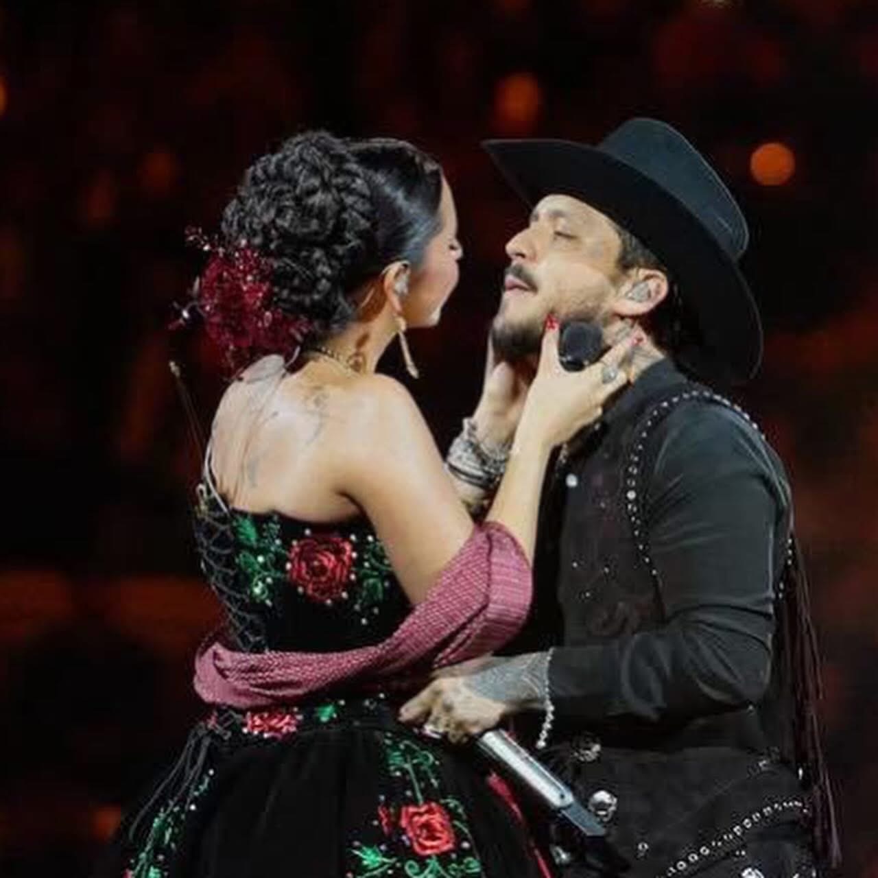 Galería ENTREFAM - Christian Nodal y Ángela Aguilar Cantan Muy Enamorados.