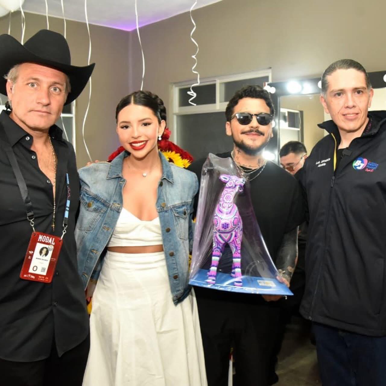 Galería ENTREFAM - Christian Nodal y Ángela Aguilar Cantan Muy Enamorados.
