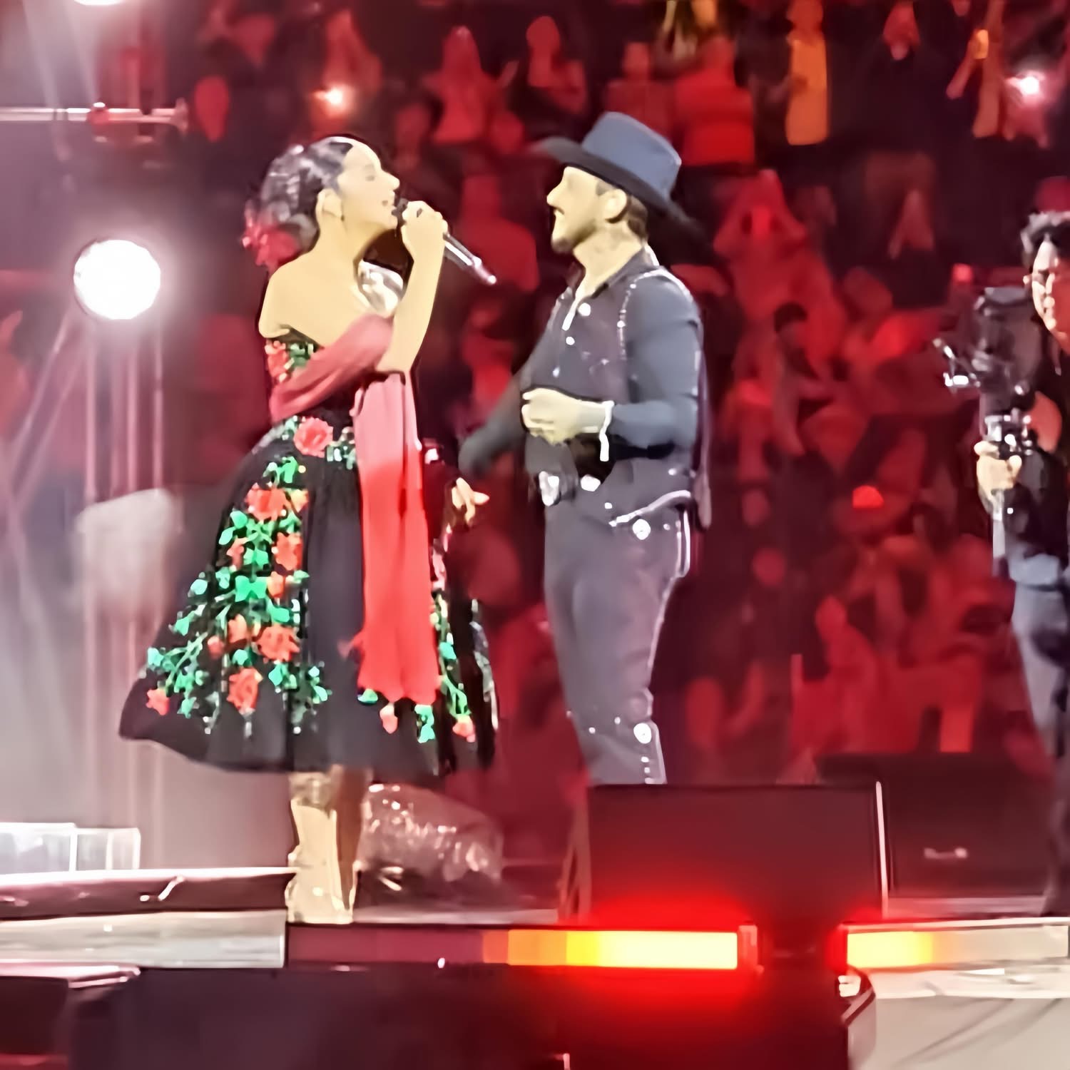 Galería ENTREFAM - Christian Nodal y Ángela Aguilar Cantan Muy Enamorados.