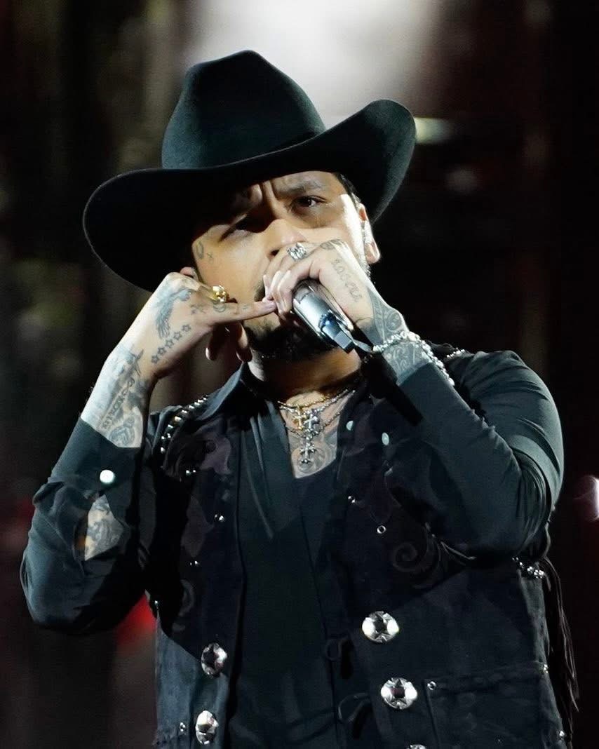 Galería ENTREFAM - Christian Nodal y Ángela Aguilar Cantan Muy Enamorados.