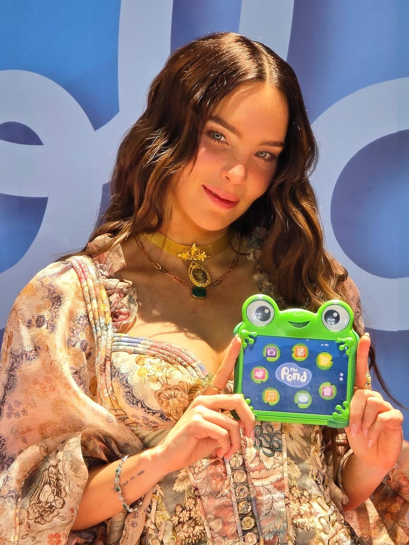 Galería ENTREFAM - Belinda emocionada en la alfombra roja de Toy Story 5 en México.