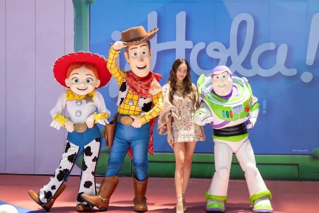 Galería ENTREFAM - Belinda emocionada en la alfombra roja de Toy Story 5 en México.