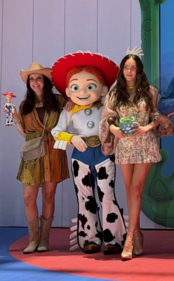 Galería ENTREFAM - Belinda emocionada en la alfombra roja de Toy Story 5 en México.