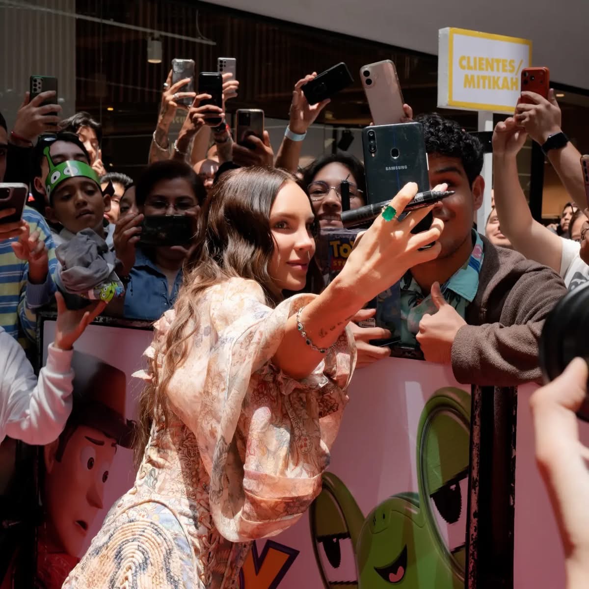 Galería ENTREFAM - Belinda emocionada en la alfombra roja de Toy Story 5 en México.
