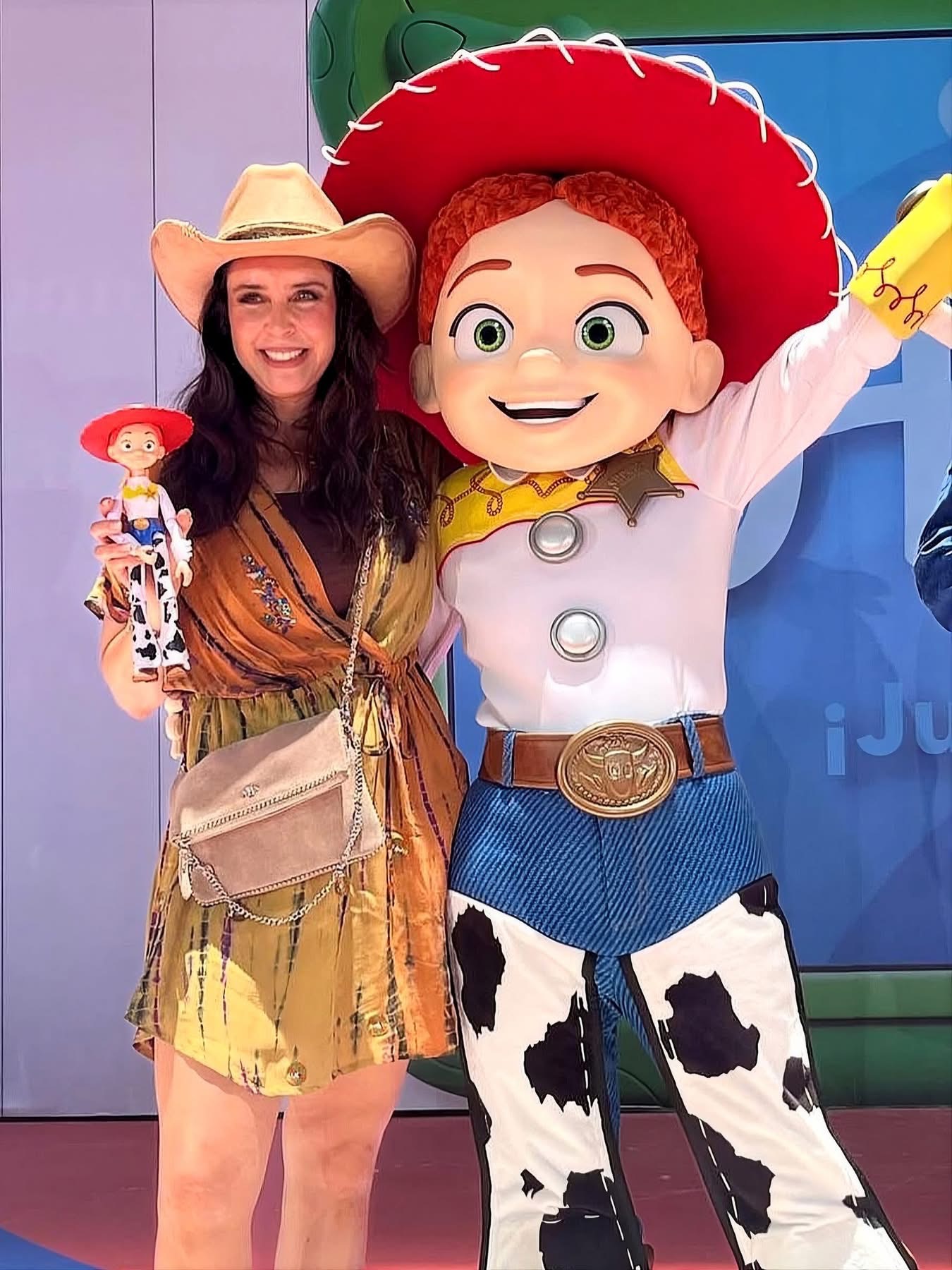 Galería ENTREFAM - Belinda emocionada en la alfombra roja de Toy Story 5 en México.
