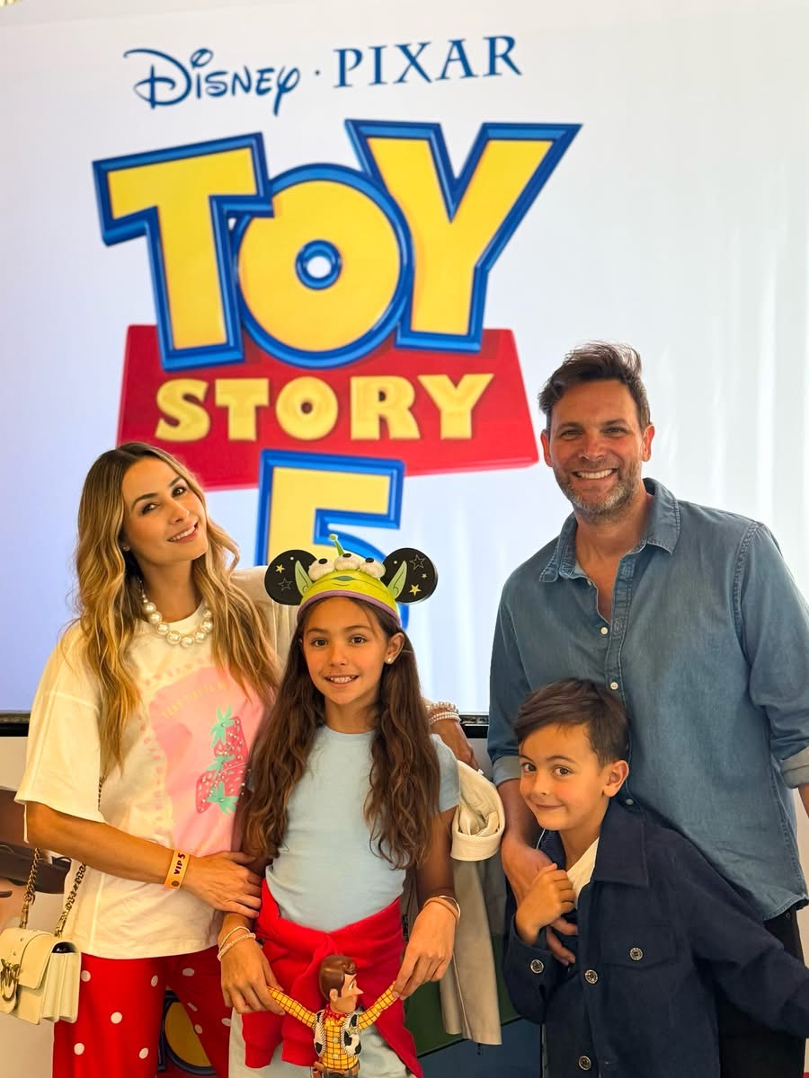 Galería ENTREFAM - Belinda emocionada en la alfombra roja de Toy Story 5 en México.