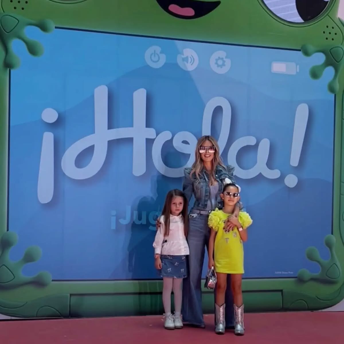 Galería ENTREFAM - Belinda emocionada en la alfombra roja de Toy Story 5 en México.