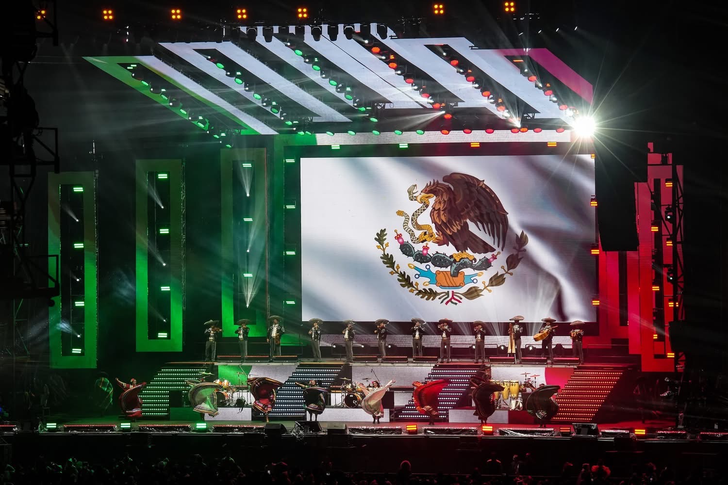 Galería ENTREFAM - LOS TIGRES DEL NORTE HACEN RUGIR EL ESTADIO GNP.