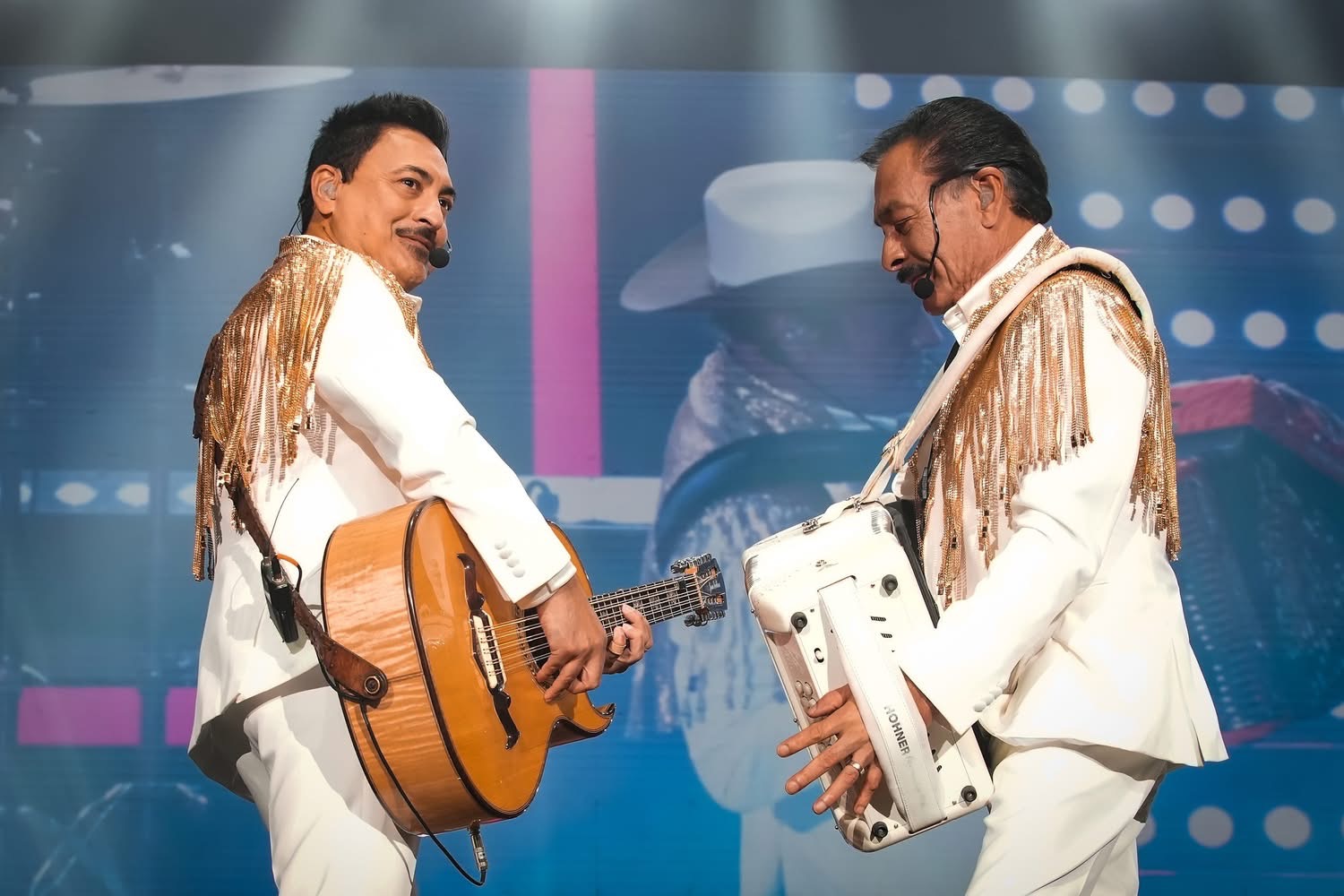 Galería ENTREFAM - LOS TIGRES DEL NORTE HACEN RUGIR EL ESTADIO GNP.