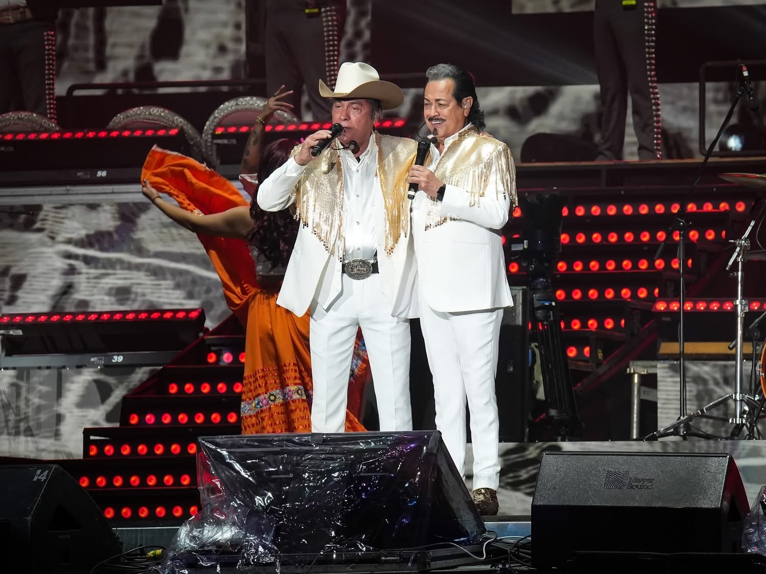 Galería ENTREFAM - LOS TIGRES DEL NORTE HACEN RUGIR EL ESTADIO GNP.