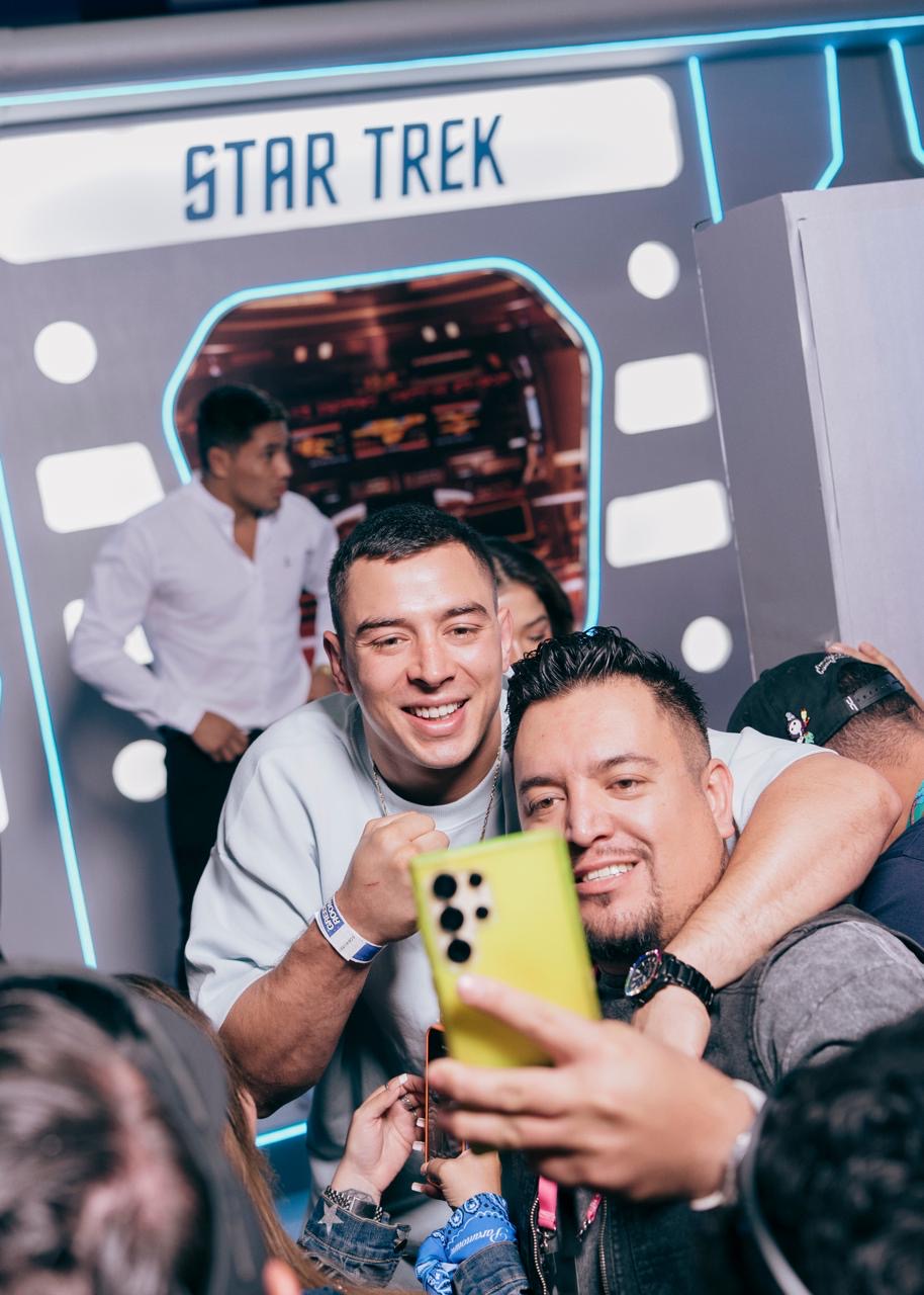Galería ENTREFAM - EL ELENCO DE STAR TREK: STRANGE NEW WORLDS Y LOS ATLETAS DE UFC