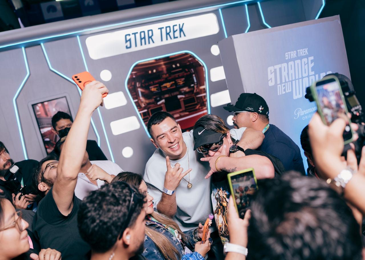 Galería ENTREFAM - EL ELENCO DE STAR TREK: STRANGE NEW WORLDS Y LOS ATLETAS DE UFC